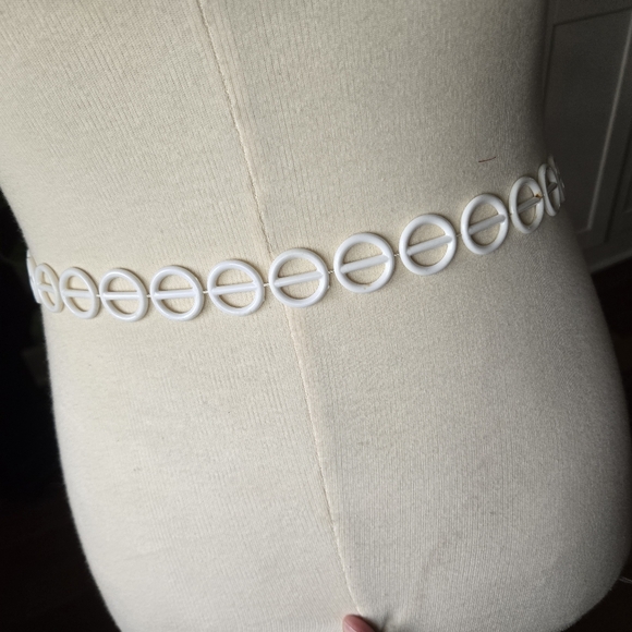 Vintage 70s Plastic and Metal Chain Belt - Picture 2 of 3